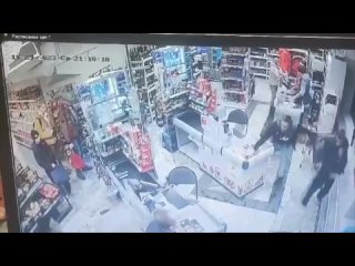 Трое грабителей избили товароведа и не оплатили покупки в магазине на Маяковского