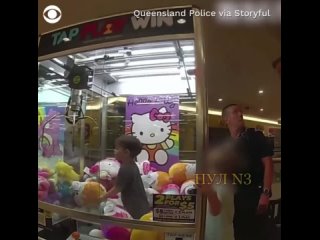 Когда слишком любишь игрушки: «В торговом центре австралийского Брисбена трехлетний мальчик через отверстие для получения выигры
