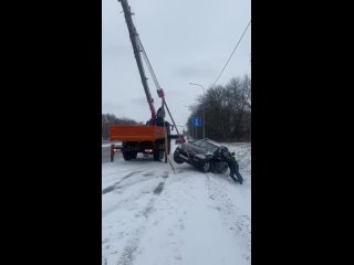 ️Пришлось привлечь автокран, чтобы достать автомобиль из кювета