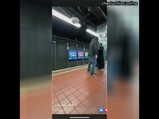 В Филадельфии бомж подрался с мужчиной и толкнул его под поезд   На станции «Юниверсити» между жител