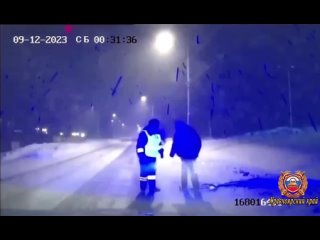 В Зеленогорске пьяный мужчина в мороз провалился в сугроб и не смог самостоятельно выбраться