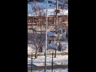 В Воронеже сняли на видео коммунальщиков, «интенсивно убирающих снег». Оказалось, что они так разбрасывали «белые гранулки»