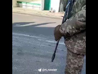 Видео из украинских соцсетей: пишут, что военкомы установили блокпост в селе под Ужгородом и вручают мужчинам повестки