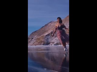 Die Eiskunstluferin entfaltet ihre kunstvolle Choreografie auf dem spiegelglatten Eis des Baikalsees