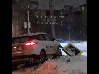 Автомобилист сбил дорожный знак в Альметьевске.