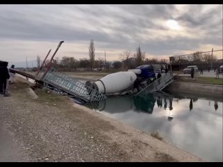 В Дагестане бетономешалка обрушила мост и провалилась в канал.
