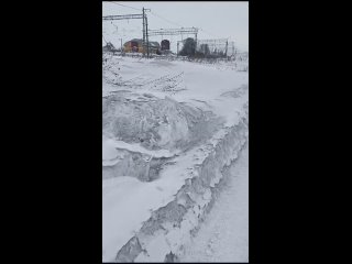 Снег возле железной дороги