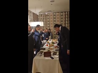 Вот это по-нашему: президент Республики Сербской по-русски обмыл орден, врученный ему Путиным, окунув его в стакан с... (видео)