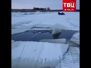 Сразу три автомобиля ушли под лёд на реке в Северодвинске | События ТВЦ