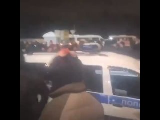 В Москве, на рынке Садовод толпа мигрантов начала зажимать полицейских, за то, что те задержали таксиста-мигранта, у которого бы