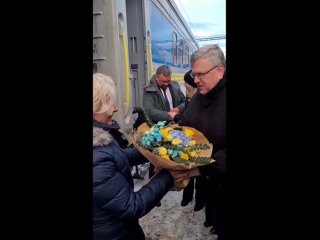 Цветочки и обнимашки: в Киев прикатила спикер латвийского Сейма