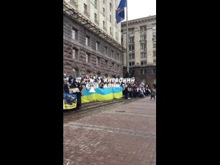 🗣 Кто-то включил закулисные игры перед выборами на Украине - кадры с вчерашнего акции протеста в Киеве 

Протестующие собрались