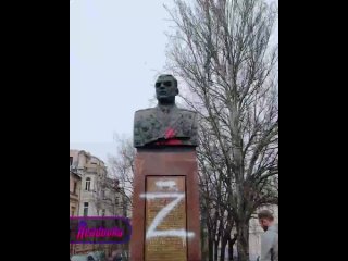 В Одессе мужчина нарисовал литеру «Z» на монументе советскому маршалу Малиновскому, чтобы власти его поскорее снесли — за нанесе