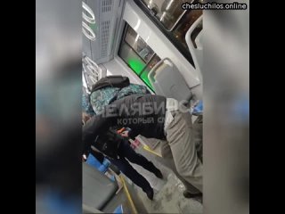 В Челябинске пьяный мужик напал на пацана в трамвае   Алкашу не понравилось, что парень разговаривал