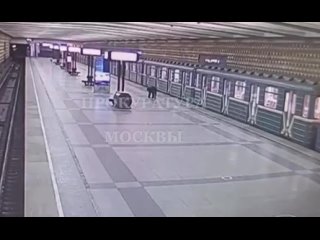 В столичном метро пассажир устроил погром на станции