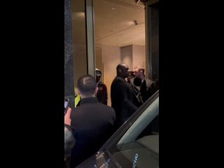 Рианна и A$AP Rocky на выходе из отеля, Милан ()