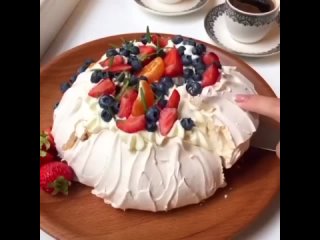 Торт Павлова   Нежнейшее чудо, все от него в восторге  | Видео от Делай торты! (рецепты, мастер-классы)