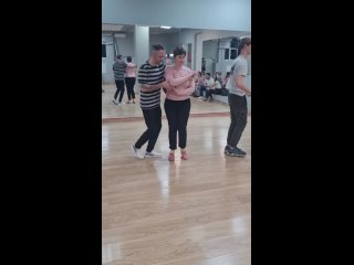 Зрячие и незрячие ученики школы Точка Контакта танцуют между тренировками вместе