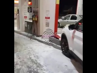 В Екатеринбурге на заправке Лукойл водитель иномарки врезался в одну из станций с бензином