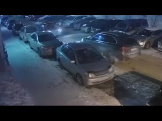 В Новосибирске женщина разбила 12 автомобилей