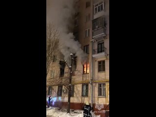 В Москве огнеборцы МЧС России спасли на пожаре 13 человек.MP4