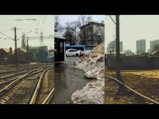 Воронеж: теперь весь город погряз в огромных кучах грязного, черного снега. Высотой с автобус. 🌨️😦