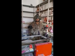 Израильский солдат громит магазин подарков в секторе Газа