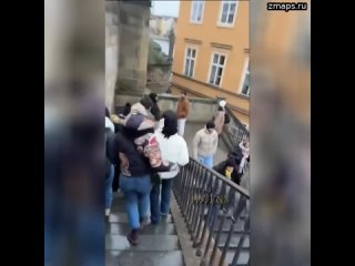 В центре Праги стрелок открыл огонь по студентам в здании Карлова университета на площади Яна Палах