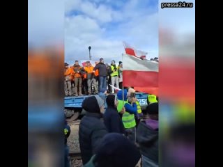 Протестующие в Польше фермеры высыпали на ж/д пути два вагона украинской кукурузы