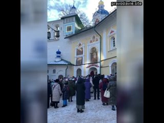 Вчера во время литии по приснопоминаемому отцу Иоанну луч солнца освещал вход в Богом зданные пещеры