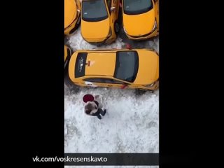 Таксист из Москвы необычным способом сделал предложение руки и сердца своей возлюбленной.
