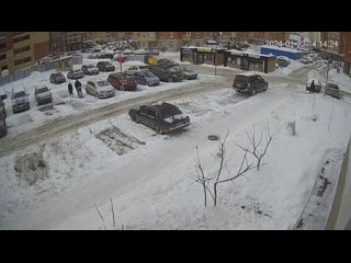 В Оренбурге на ул. Поляничко водитель внедорожника протаранил фонарный столб и скрылся