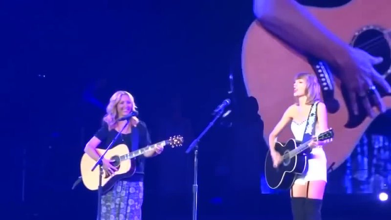 Phoebe teaching Taylor Swift how to sing Smelly