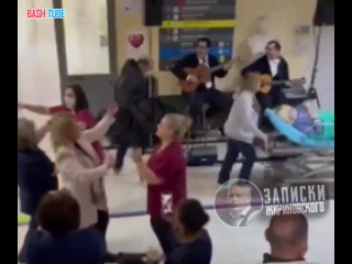 🇬🇷 Сотрудники больницы танцуют под музыку, пока мимо везут больного на каталке