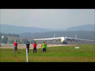 Взлет самого большого в мире самолёта Ан-225 “Мрия“.