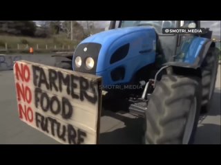 There is no future without farmers: Greek farmers gather on tractors to go to Athens