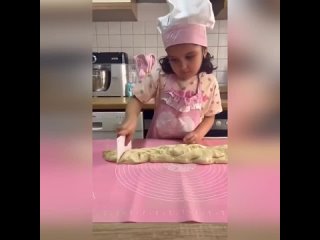 Маленькая кулинарная фея. Девочка удивляет своим мастерством, готовя вкусные булочки самостоятельно!🌟👧👩‍🍳