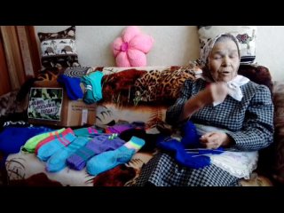 86-летняя Мария Семёнова вяжет покрывала и паласы