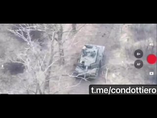 Боевики киевских путчистов покидают сломавшийся танк Леопард 2А4 и убегают
