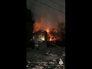 Два человека сгорели в деревянном доме под Уфой

В Чесноковке полыхнуло около двух ночи, огонь тушили почти час.