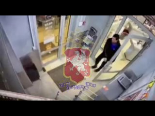 В Севастополе сотрудники патрульно-постовой службы полиции задержали подозреваемого в краже кошелька с деньгами