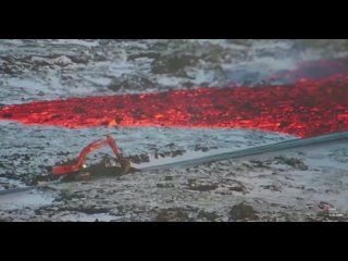 🇮🇸 Лава приближается к экскаваторщику 🔥 пытающемуся в спешке соорудить хоть какое-то заграждение 📆 Исландия,