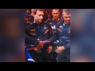 Неловкое появление Марка Цукерберга на матче UFC