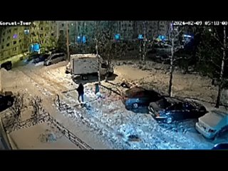 В Твери вандалы сломали шлагбаум на улице