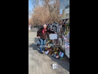 Мемориал Навальному в Ереване, установленный релокантами из России, разрушила местная жительница (480p).mp4