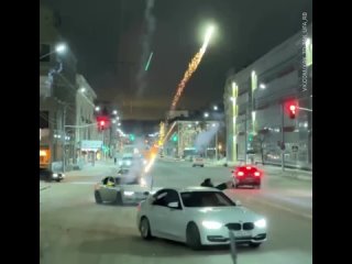 ️🇷🇺 Une course « spectaculaire » avec pyrotechnie : dans le centre d’Oufa, les passagers de deux voitures se sont penchés par le