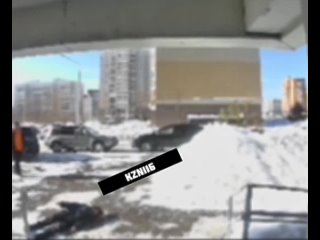 В Татарстане ученик школы Адымнар  упал с балкона 15-го этажа многоэтажного дома 😥
Страшные кадры, которые зафиксировали камеры