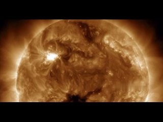 Пятно на Солнце размером в три Земли нацелилось на нашу планету – объявлена максимальная радиационная угроза.