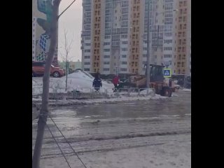 В ковше трактора перевозят пешеходов в Челябинске