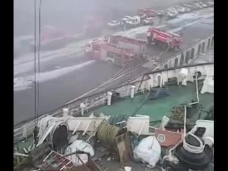 🔥Ледокол «Ермак» прямо сейчас горит в Морском порту Кировского района — его тушат 46 пожарных.